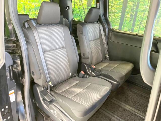 Toyota VOXY 2019-03 182952-9