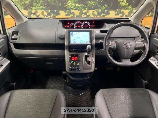 Toyota VOXY 2013-03 217084-1