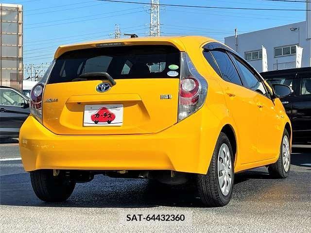 Toyota AQUA 2013-02 208331-2