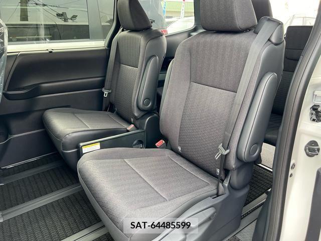 Toyota VOXY 2024-03 226813-9