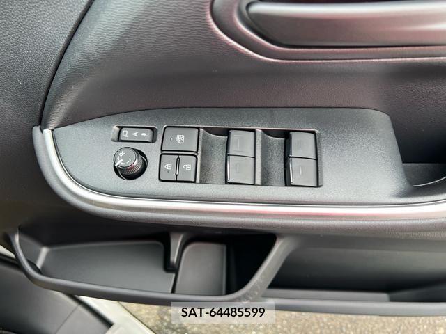 Toyota VOXY 2024-03 226813-17