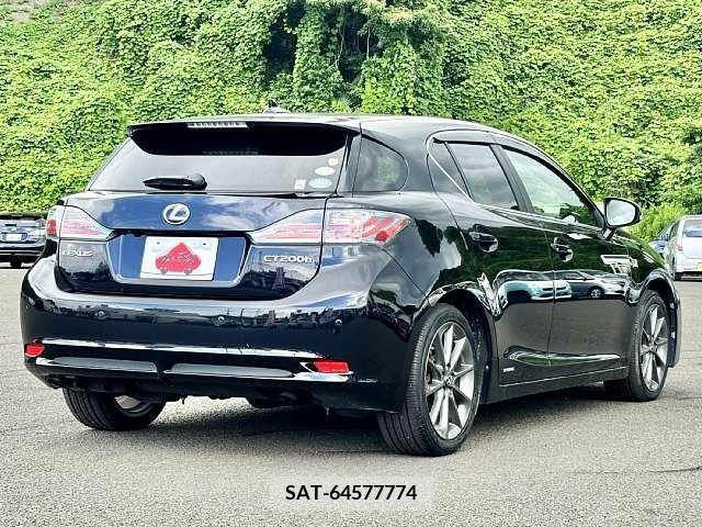 Lexus CT 2011-10 334271-2