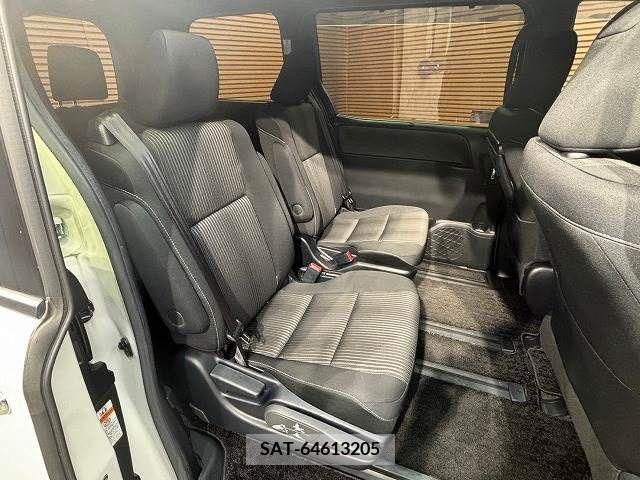 Toyota VOXY 2019-06 335416-5