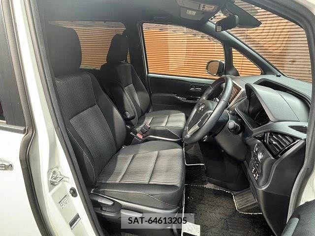 Toyota VOXY 2019-06 335416-4