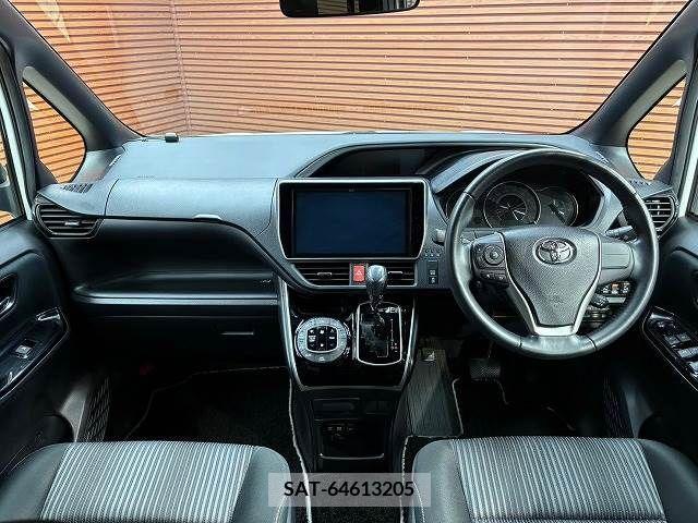 Toyota VOXY 2019-06 335416-1