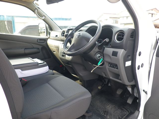 Nissan NV350 Caravan 2016-09 586-2