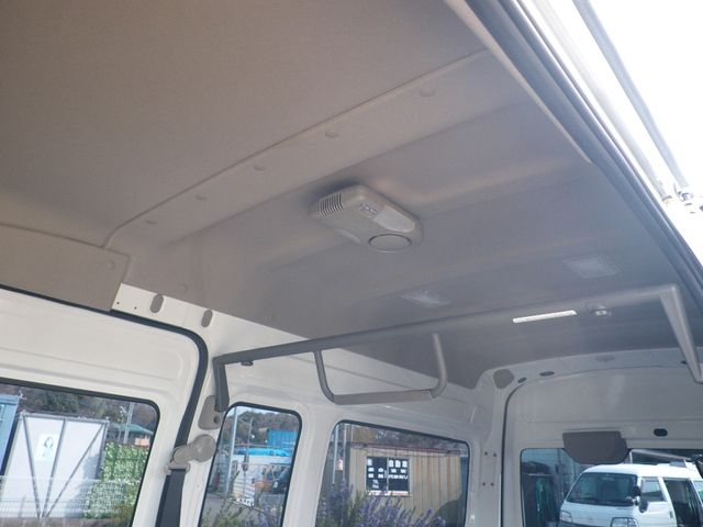 Nissan NV350 Caravan 2016-09 586-9