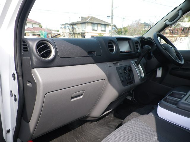Nissan NV350 Caravan 2016-09 586-3