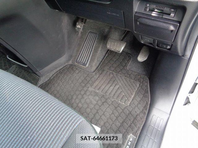 Toyota VOXY 2017-10 373896-17