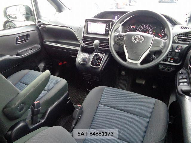 Toyota VOXY 2017-10 373896-9