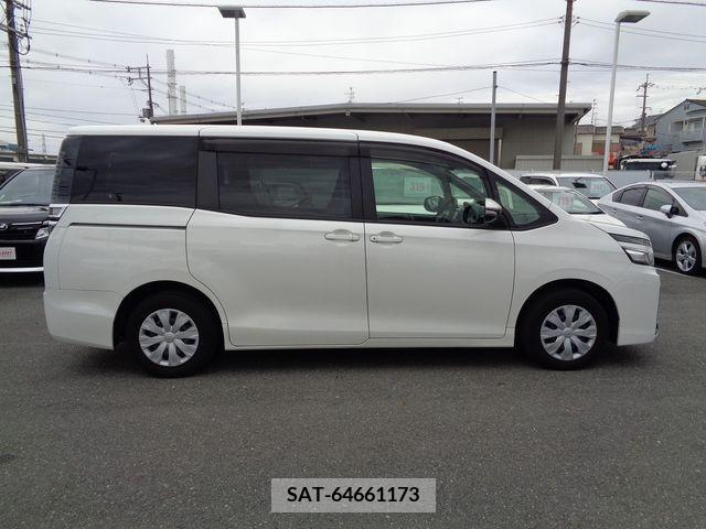 Toyota VOXY 2017-10 373896-27