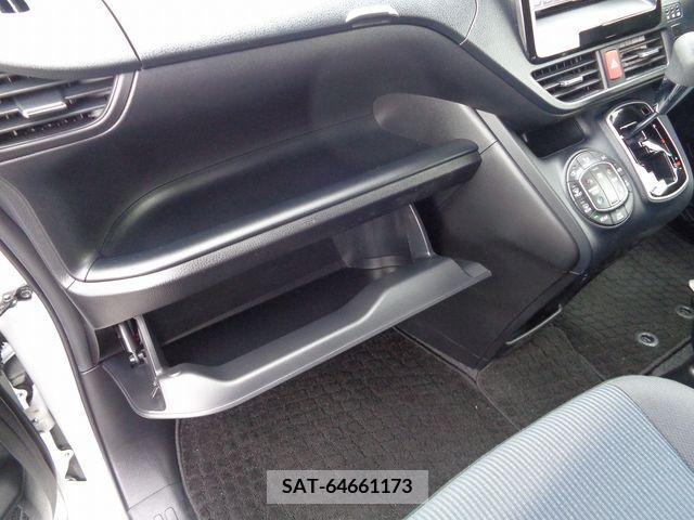 Toyota VOXY 2017-10 373896-20