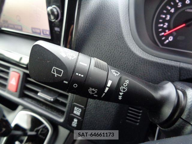 Toyota VOXY 2017-10 373896-18