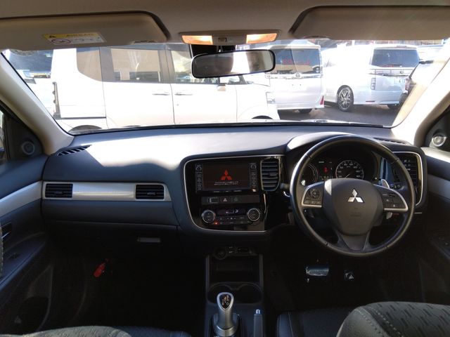 Mitsubishi OUTLANDER PHEV 2013-12 182532-1