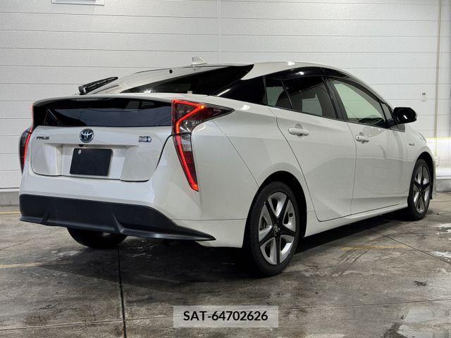 Toyota PRIUS 2018-01 385313-1