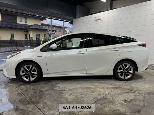 Toyota PRIUS 2018-01 385313-8