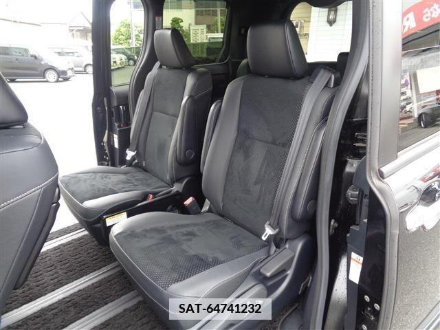 Toyota VOXY 2021-03 383242-19