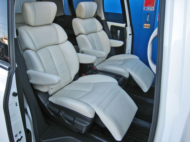 Nissan ELGRAND 2017-07 3879-26