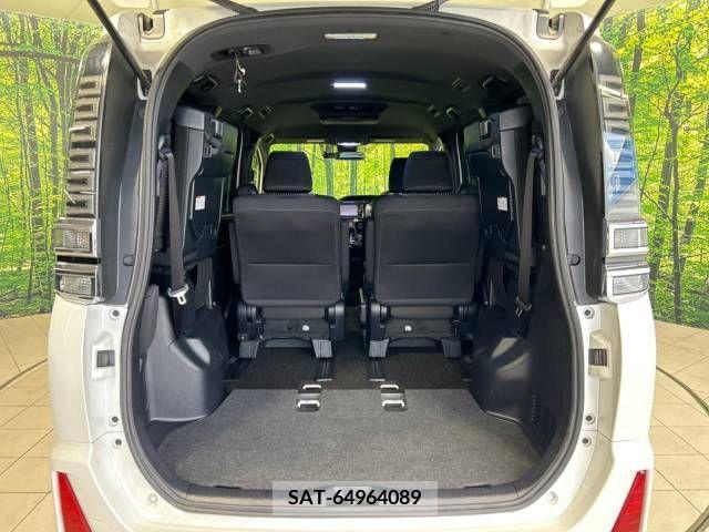 Toyota VOXY 2017-11 370393-11