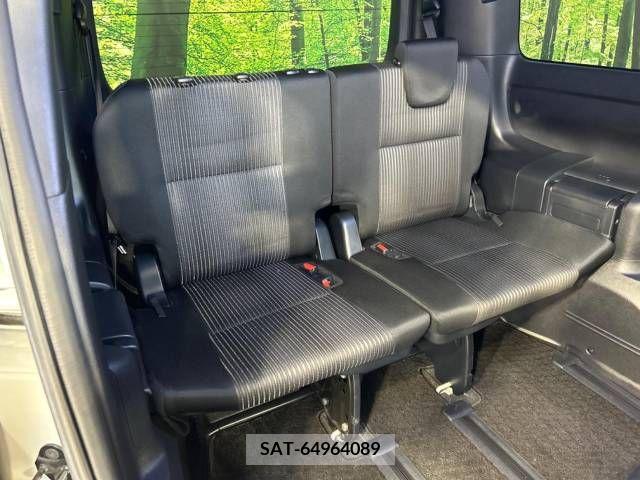 Toyota VOXY 2017-11 370393-10