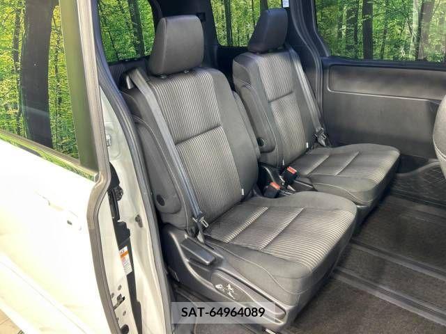 Toyota VOXY 2017-11 370393-9
