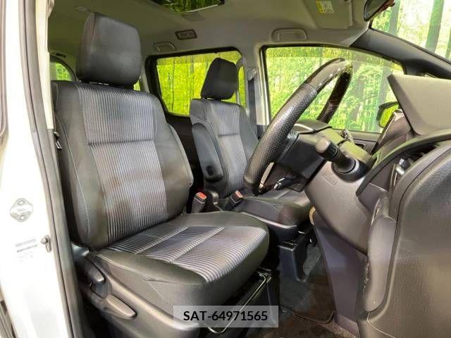 Toyota VOXY 2015-07 370471-9