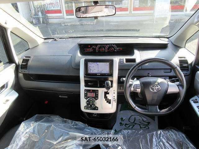 Toyota VOXY 2011-08 216308-1