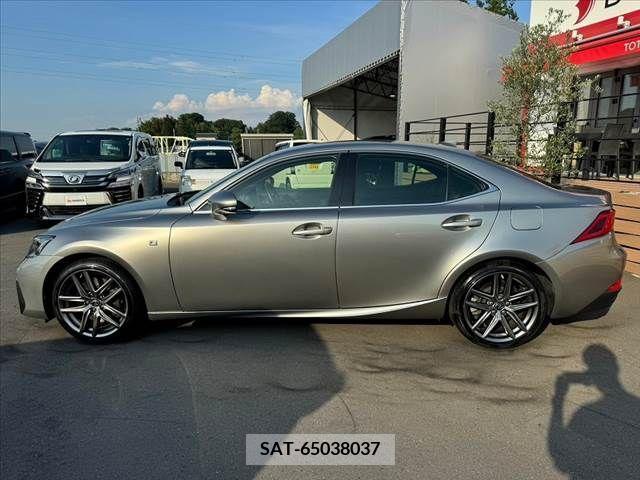 Lexus IS 2017-06 388402-10