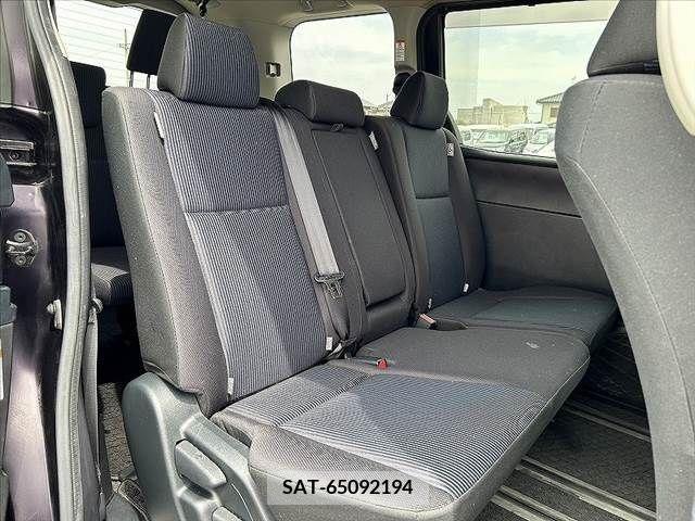Toyota NOAH 2017-07 227948-19