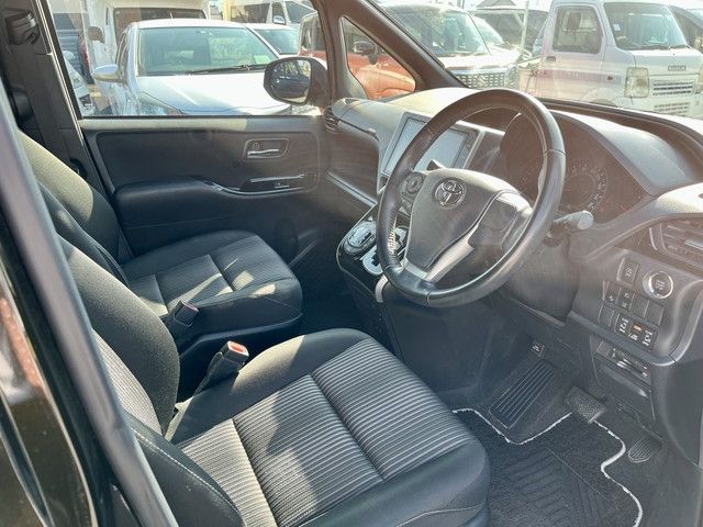 Toyota VOXY 2018-06 12617-15