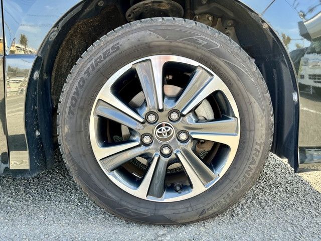 Toyota VOXY 2018-06 12617-16