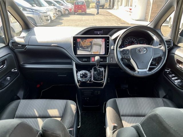 Toyota VOXY 2018-06 12617-19