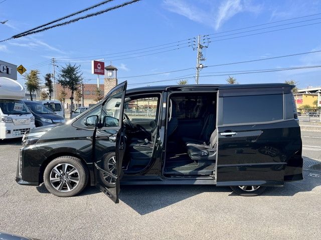 Toyota VOXY 2018-06 12617-4