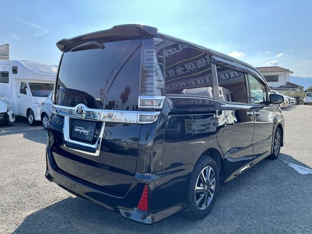 Toyota VOXY 2018-06 12617-11
