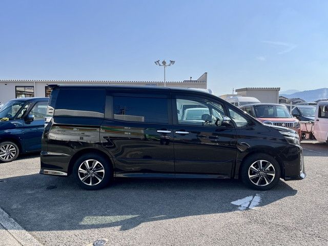 Toyota VOXY 2018-06 12617-12