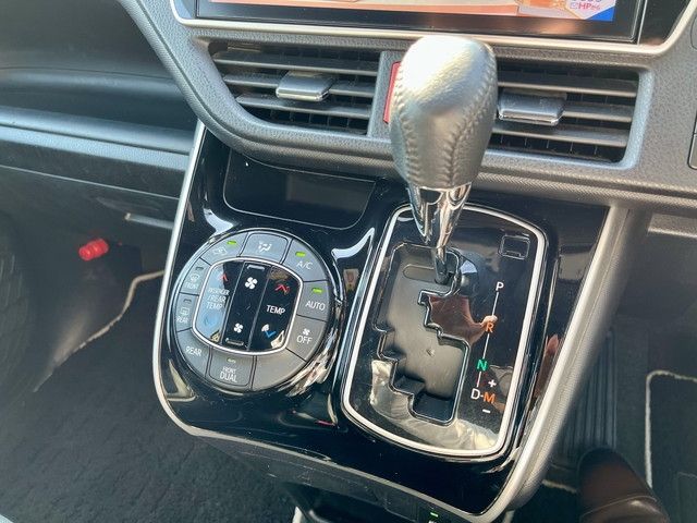 Toyota VOXY 2018-06 12617-25
