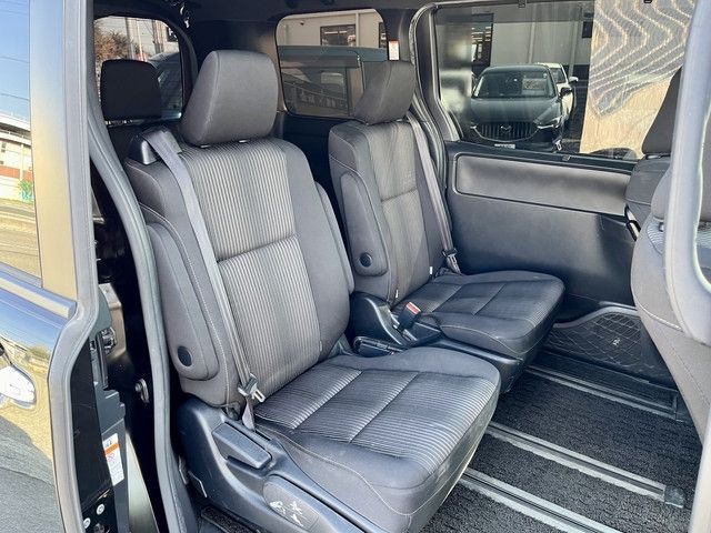 Toyota VOXY 2018-06 12617-14
