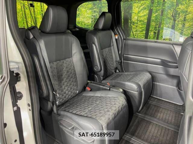 Toyota VOXY 2022-11 332985-8