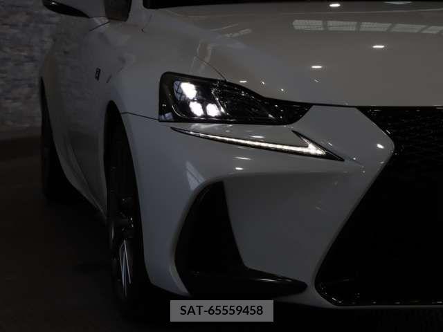 Lexus IS 2017-02 300011-7