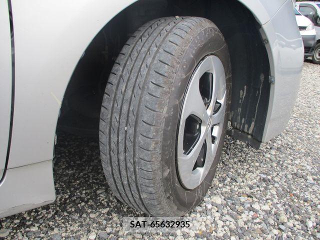 Toyota PRIUS 2013-06 379698-6
