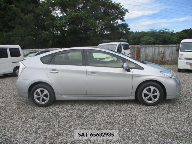 Toyota PRIUS 2013-06 379698-5