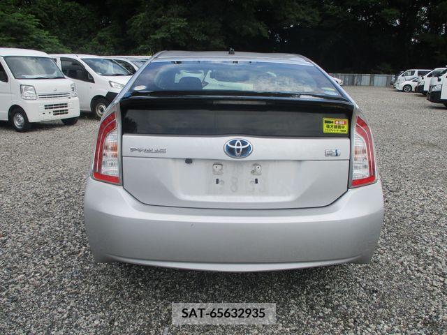 Toyota PRIUS 2013-06 379698-4