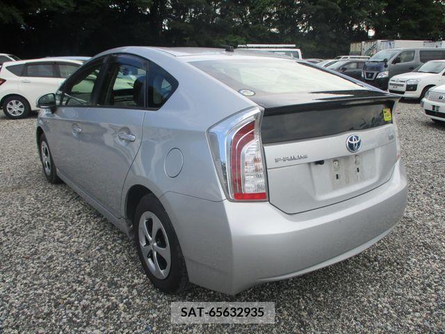 Toyota PRIUS 2013-06 379698-2