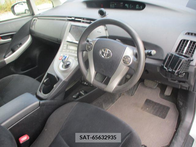 Toyota PRIUS 2013-06 379698-1