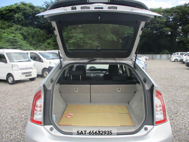 Toyota PRIUS 2013-06 379698-11