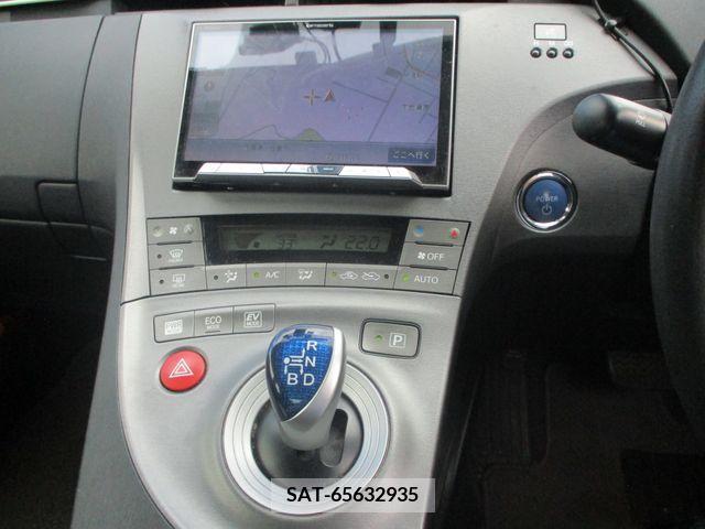 Toyota PRIUS 2013-06 379698-17