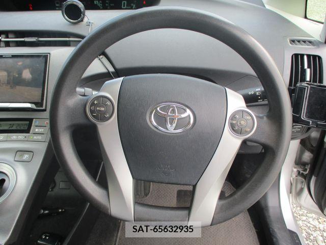 Toyota PRIUS 2013-06 379698-15