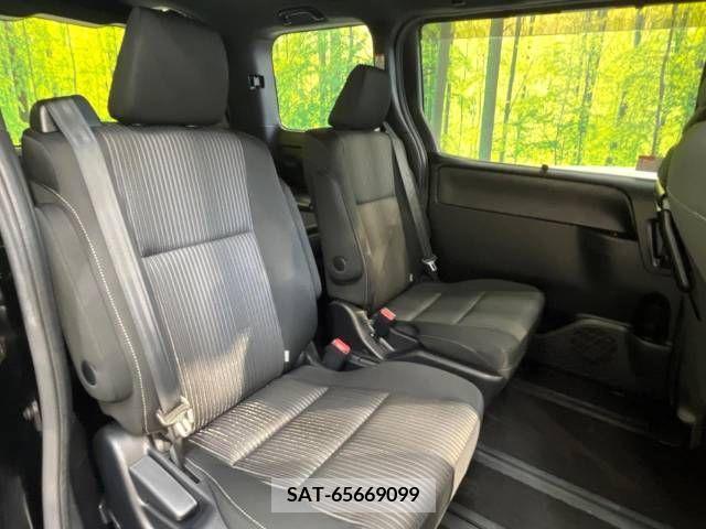Toyota VOXY 2017-11 288857-9