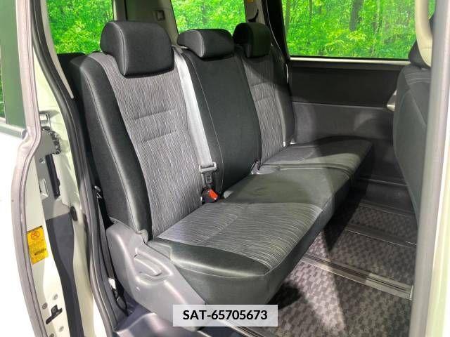 Toyota VOXY 2011-10 340858-9