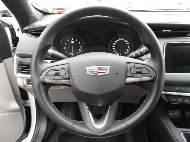 Cadillac XT4 2022-04 11439-5